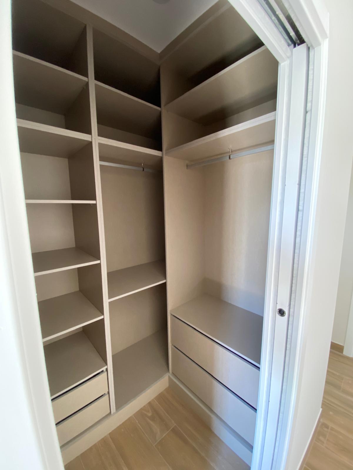 Interior de vestidor organizado