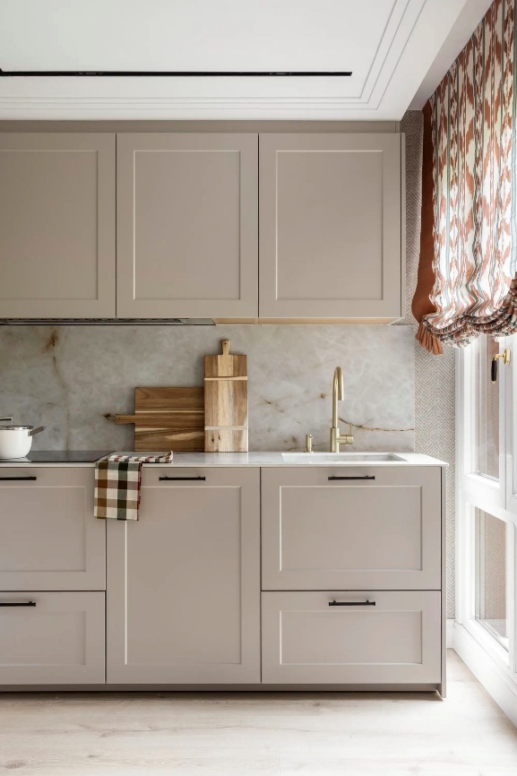 Cocina con puertas lacadas y molduras decorativas