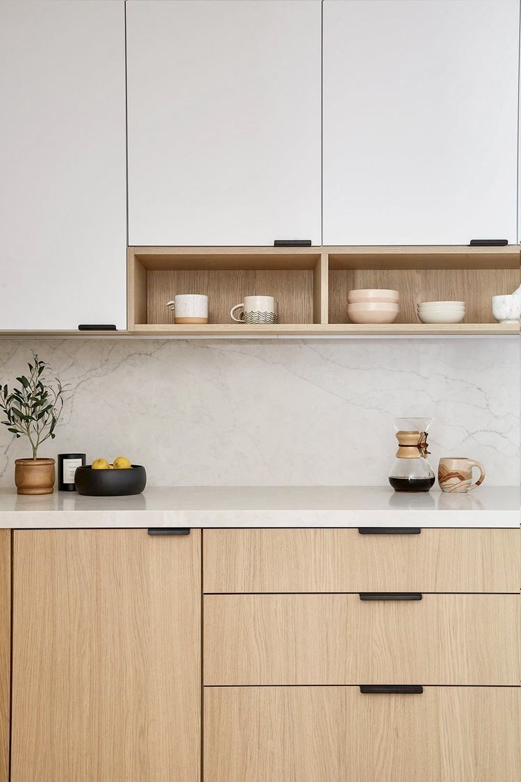 Cocina moderna con puertas en acabado melamina y madera clara