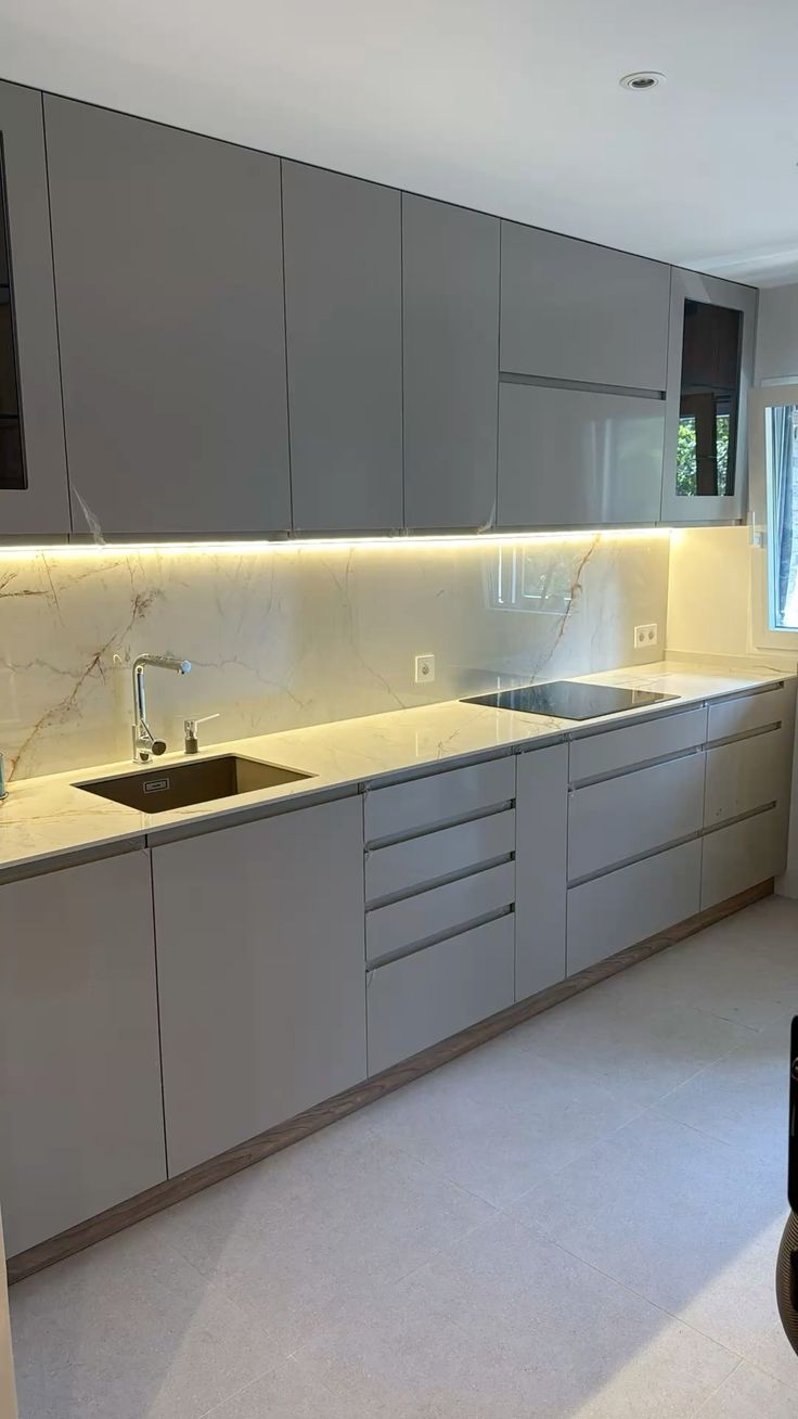 Puertas de cocina en acabado PET mate color gris