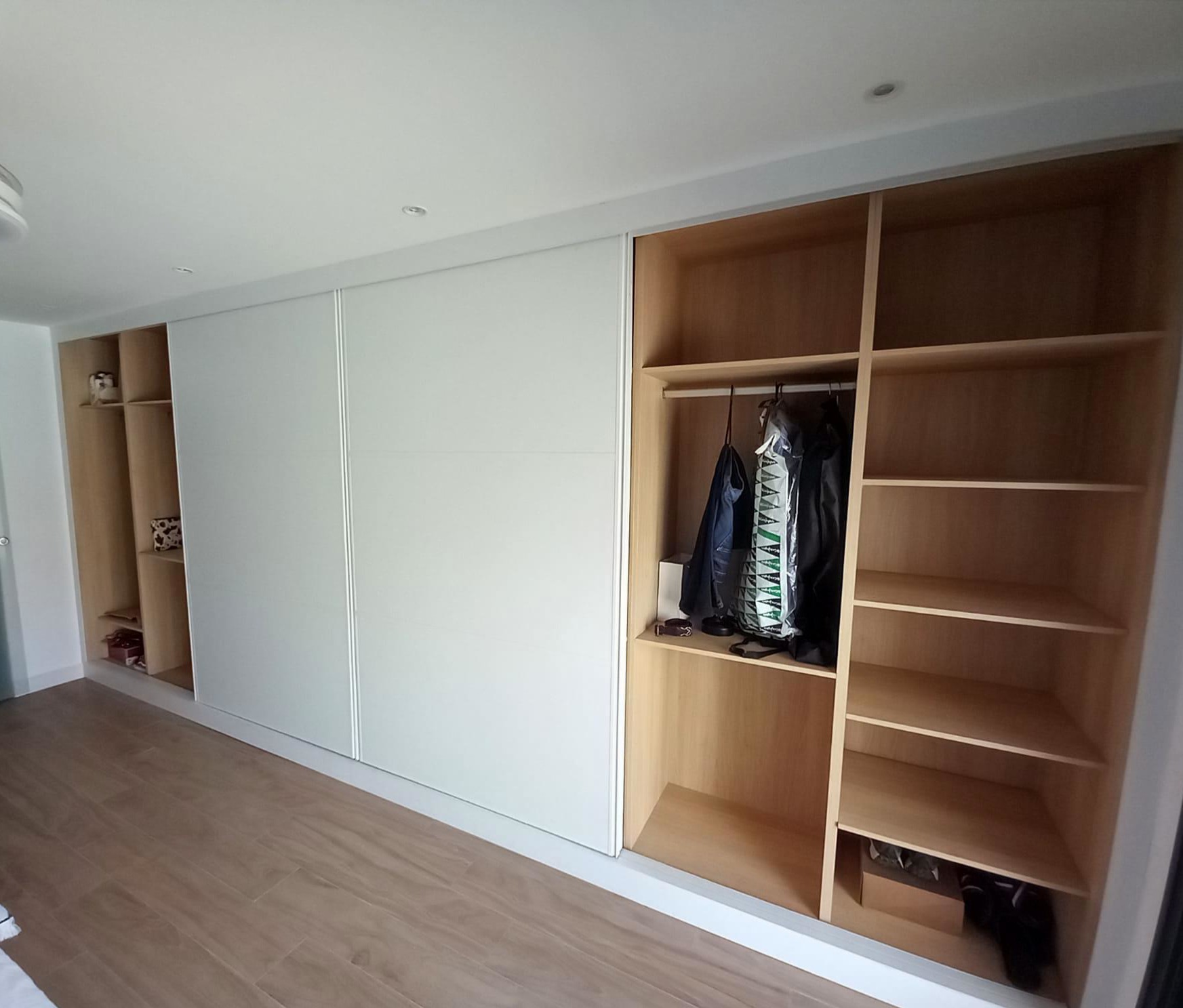 Armarios con puertas correderas vs. abatibles: ¿cuál elegir?