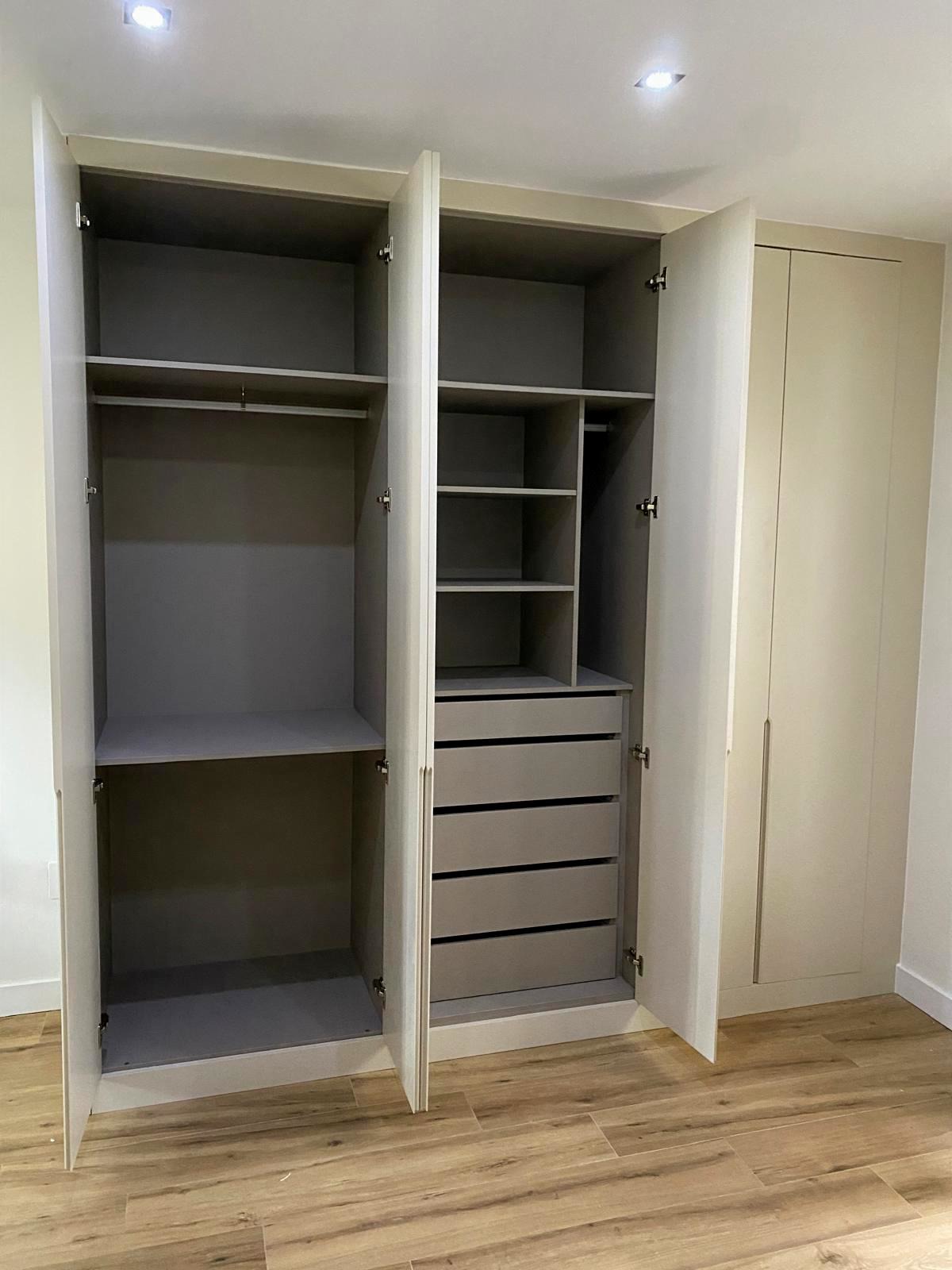 Armario clásico con puertas abatibles - Interior con cajones y estantes