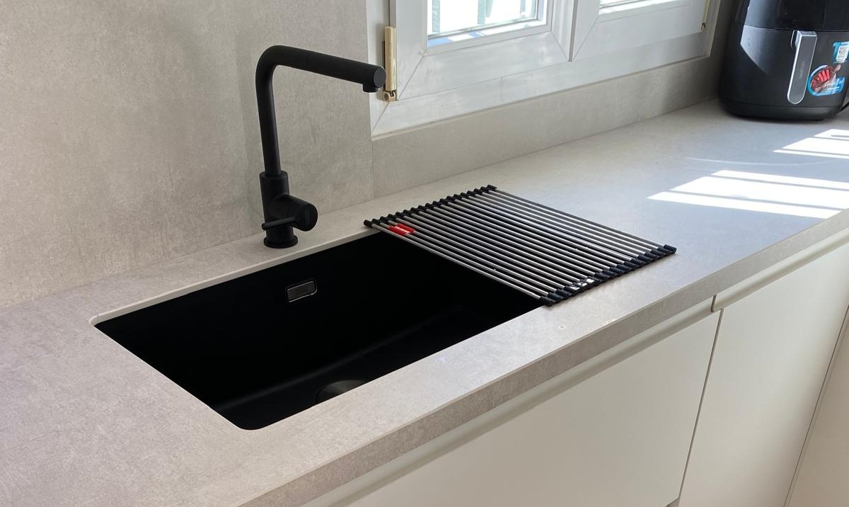 ¿Fregadero bajo encimera o sobre encimera? Ventajas y desventajas